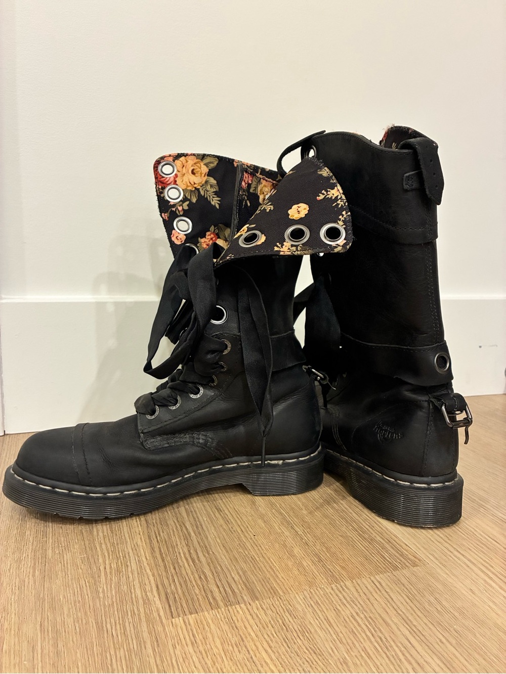 RARE Dr. Martens Triumph 1914 Women's Boots - Picture 4 of 5